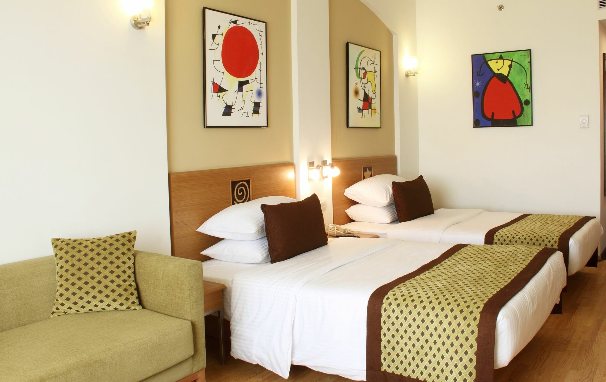 Lemon Tree Hotel Electronics City Bangalore Bagian luar foto
